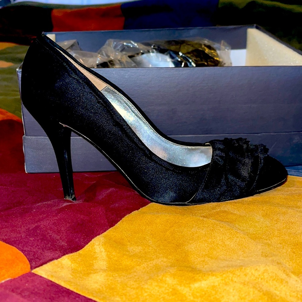 Jessica Bennett Size : 8.5 M  Serene Satin Black